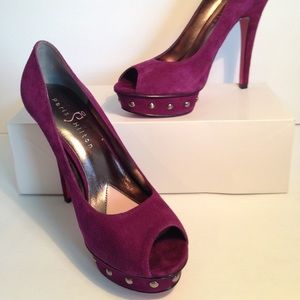 Paris Hilton Peep toe suede Pumps